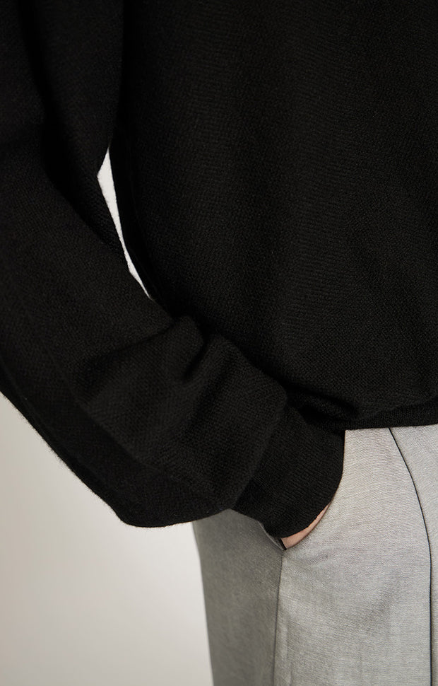 Woman wearing the Baibav v-neck oversized sweater made from cashmere in colour Black.