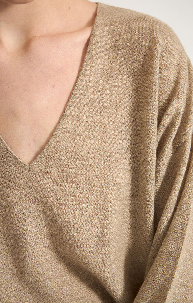 Woman wearing the Baibav v-neck oversized sweater made from cashmere in colour Sand.