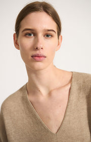 Woman wearing the Baibav v-neck oversized sweater made from cashmere in colour Sand.