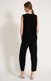 Person wearing Axela cropped trouser knitted in fine cotton in colour Black.