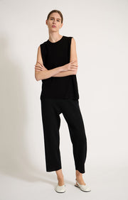 Person wearing Axela cropped trouser knitted in fine cotton in colour Black.
