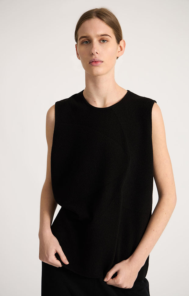 Woman wearing Duon cashmere top in Black. 