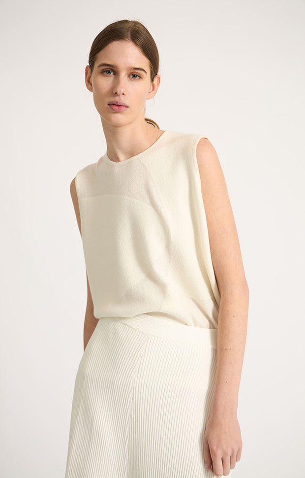 Woman wearing Duon cashmere top in Ivory. 