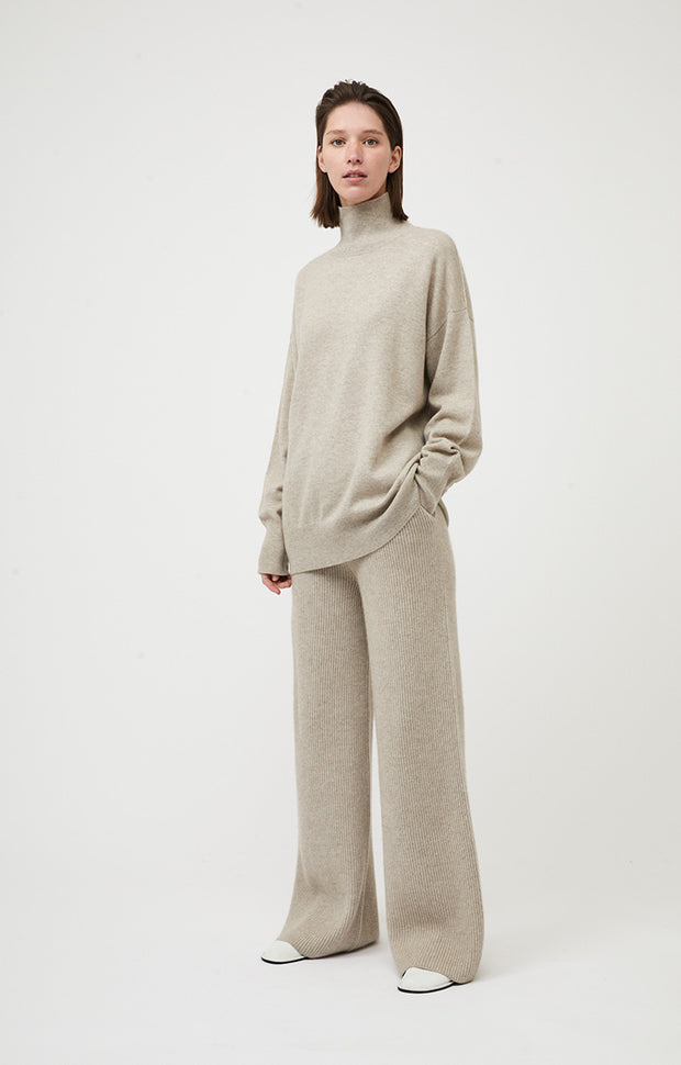 Person wearing Kotto knitted oversized cashmere sweater in colour Feather.