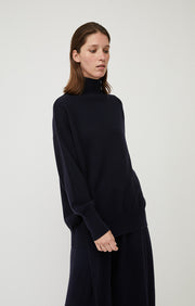Person wearing Kotto knitted oversized cashmere sweater in colour Ocean.