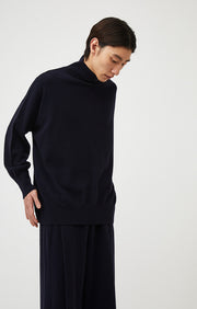 Person wearing Kotto knitted oversized cashmere sweater in colour Ocean.