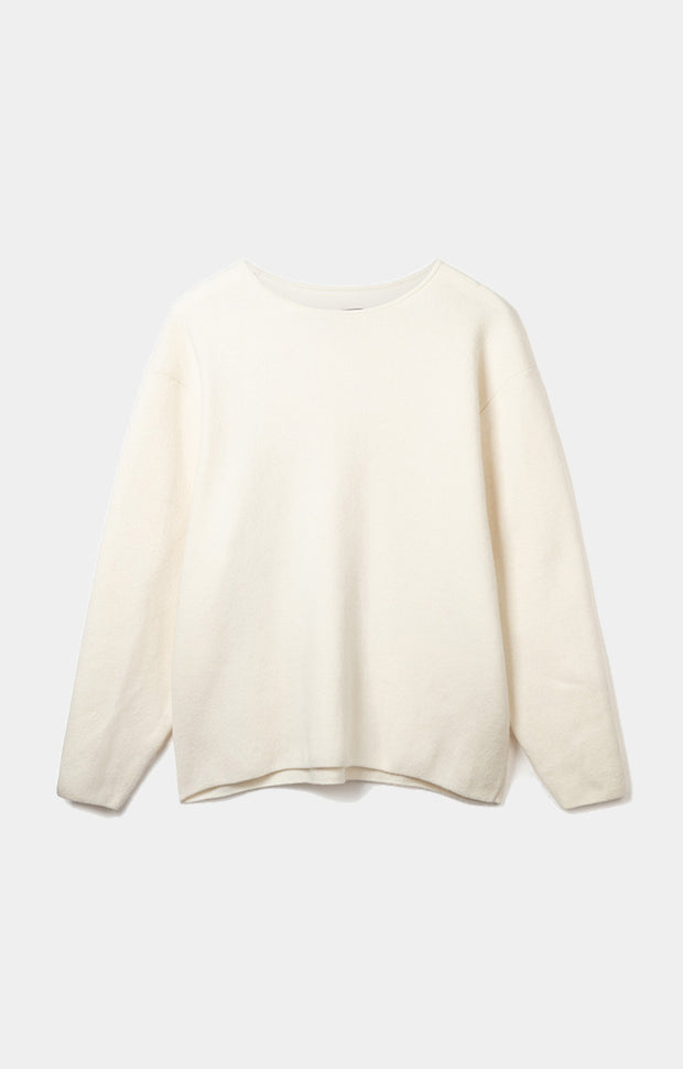 Person wearing Axa oversized fit cashmere sweater with drop shoulders and rounded sleeves in colour Ivory.