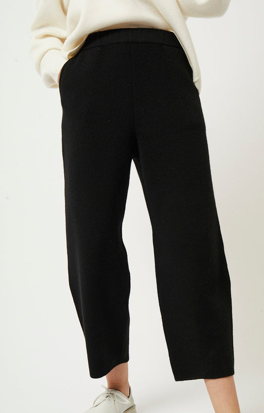 Person wearing Axeli cropped trouser with side seam pockets knitted in soft cashmere in colour Black.
