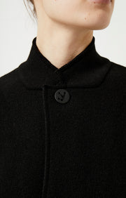 Person wearing Wind relaxed fit cashmere jacket in colour Black 