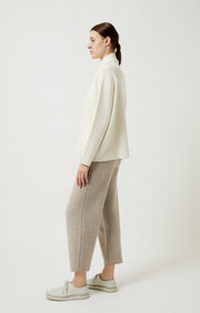 Person wearing Wind relaxed fit cashmere jacket in colour Ivory.