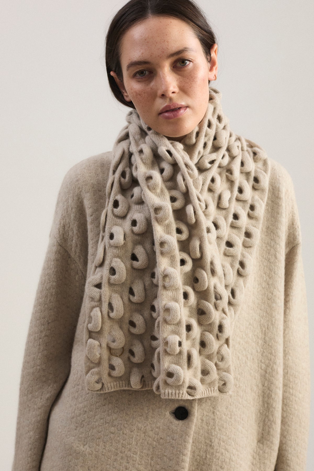 Nodo Neckwarmer in Feather