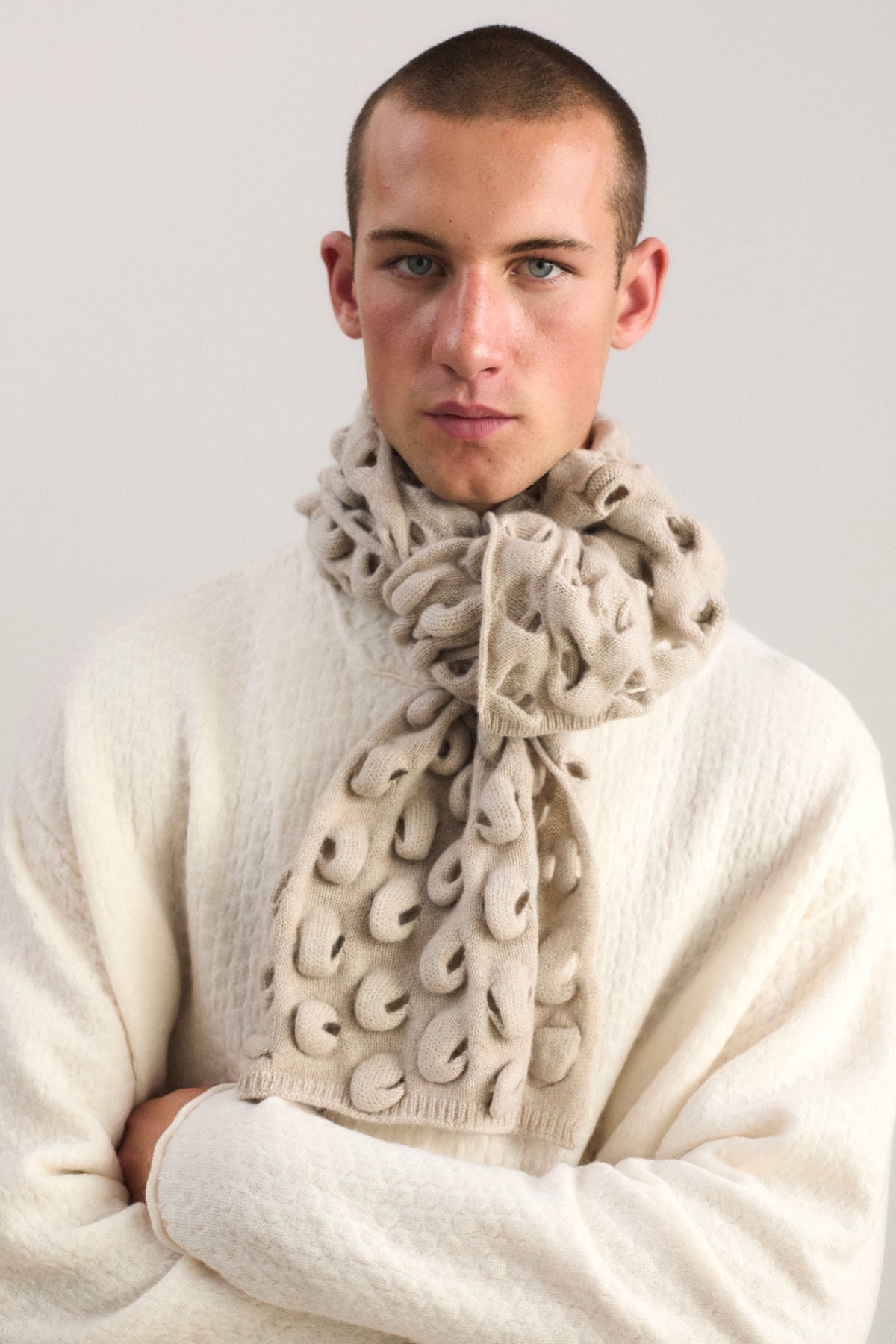 Nodo Neckwarmer in Feather