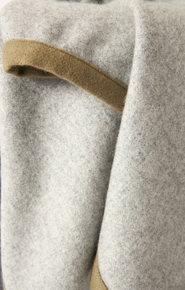 Arteno cashmere woven throw in colour Soft Grey with a coloured border in Moss.
