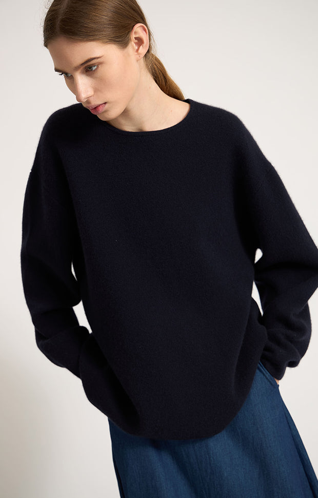 Person wearing Axa oversized fit cashmere sweater with drop shoulders and rounded sleeves in colour Ocean.