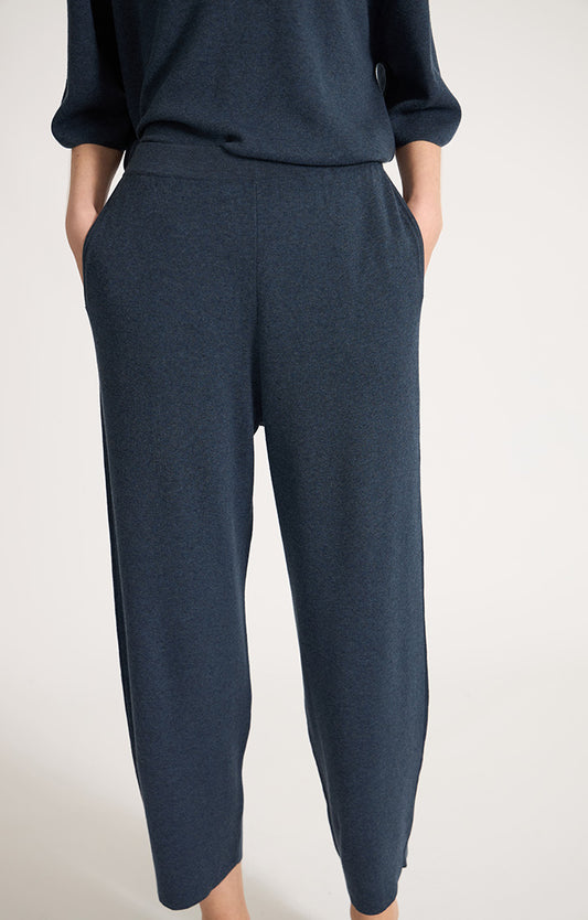 Person wearing Axela cropped trouser knitted in fine cotton in colour Indigo.