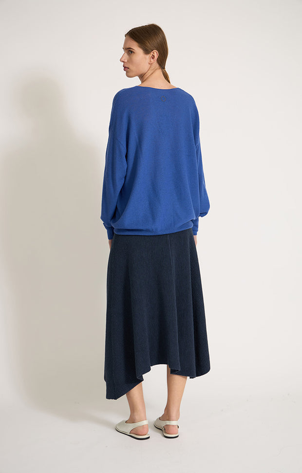 Woman wearing the Baibav v-neck oversized sweater made from cashmere in colour Azure.