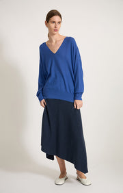 Woman wearing the Baibav v-neck oversized sweater made from cashmere in colour Azure.
