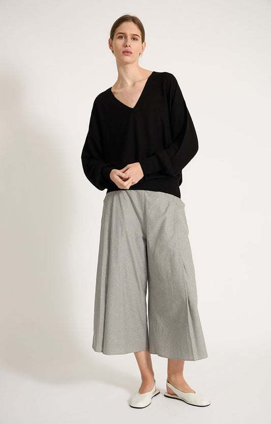 Woman wearing the Baibav v-neck oversized sweater made from cashmere in colour Black.