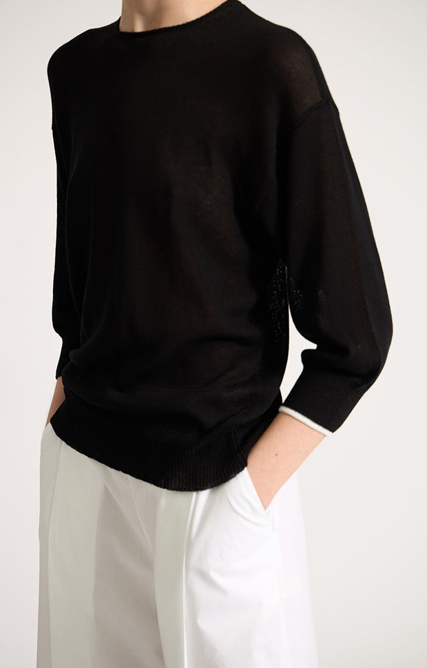 Woman wearing Komi sweater in lightweight cotton in colour Black. 