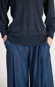 Woman wearing Komi sweater in lightweight cotton in colour Indigo.