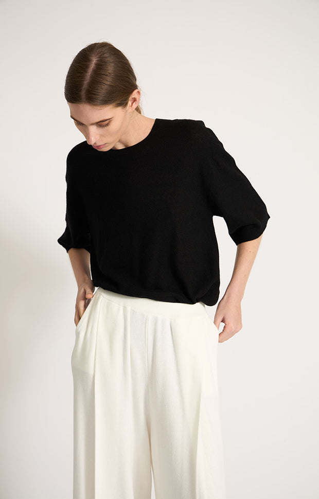 Woman wearing Loches fine cashmere top in colour Black.