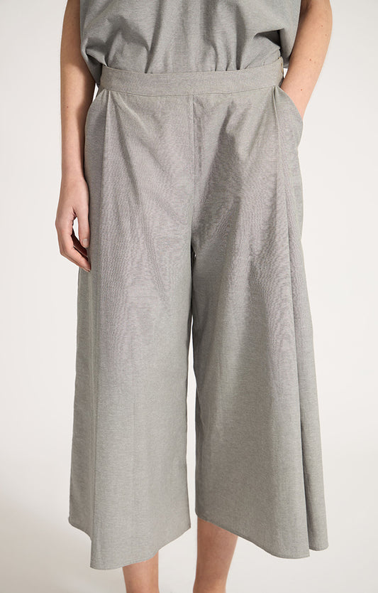Woman wearing Morci wide-leg cotton trousers in colour Fossil.