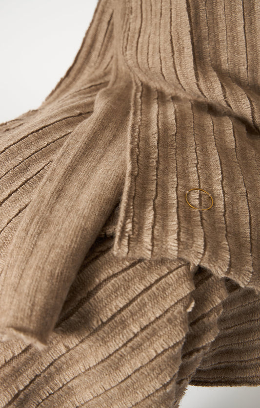 Neres cashmere knit throw in colour Taupe.