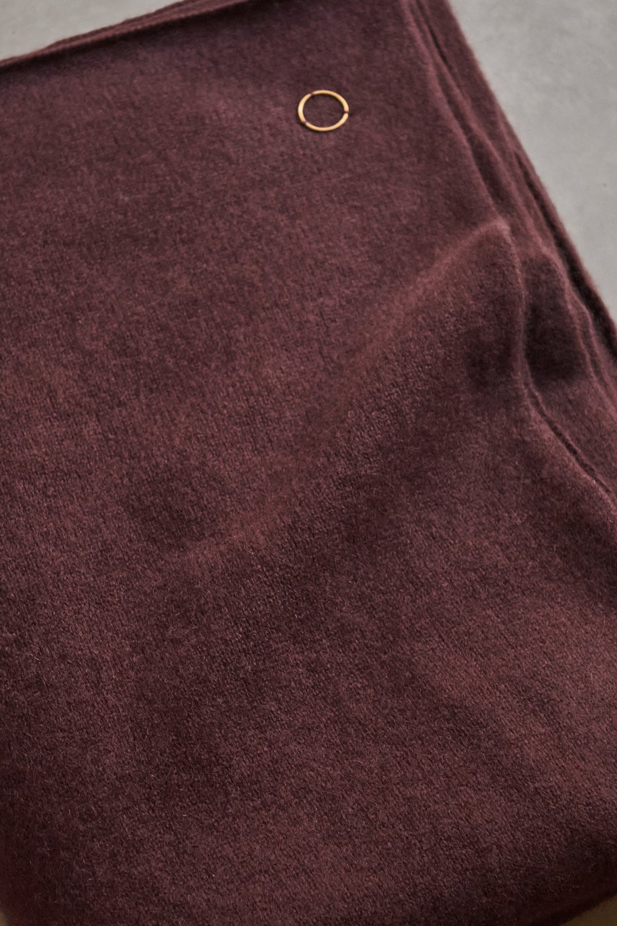 Silence Throw in Carob