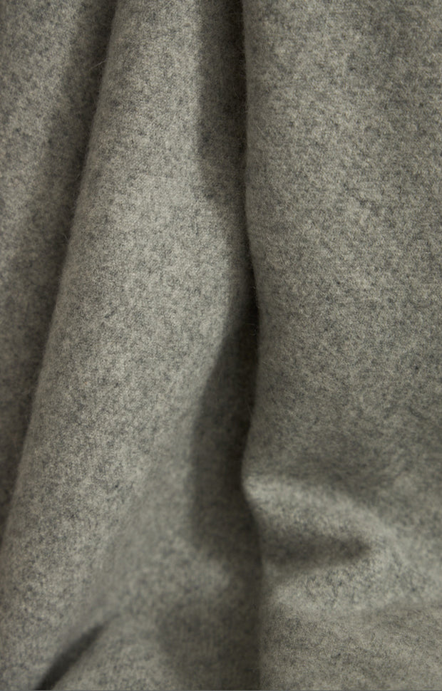 Suono Cashmere Throw in Soft Grey & Charcoal