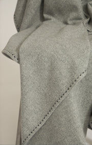Suono Cashmere Throw in Soft Grey & Charcoal