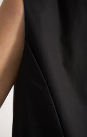Woman wearing Tavan reversible sleeveless cotton jacket in colour Black & Indaco.