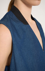 Woman wearing Tavan reversible sleeveless cotton jacket in colour Black & Indaco.