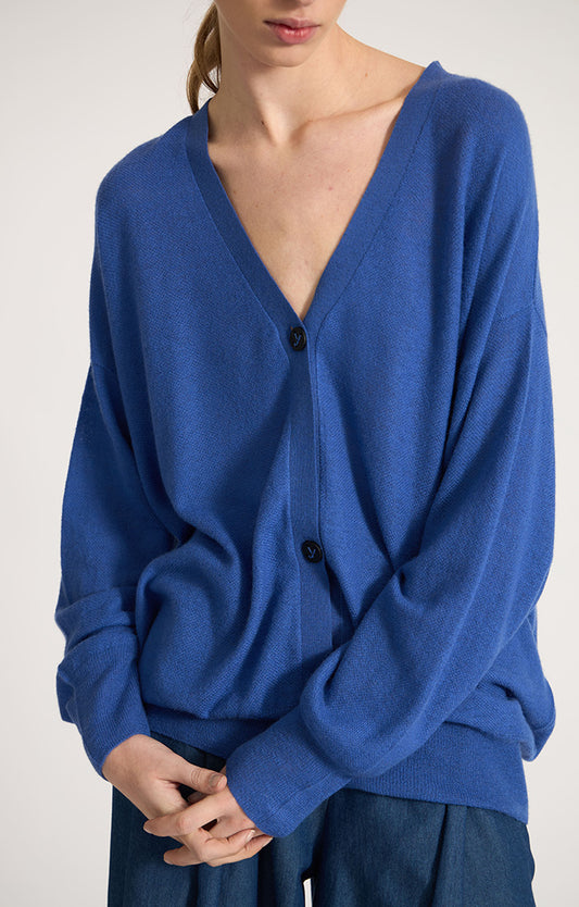 Woman wearing Valdi fine cashmere cardigan in colour Azure. 