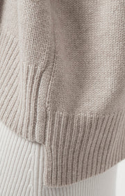 Woman wearing Alia oversized fit cashmere sweater in colour Feather. The cashmere sweater is knitted in a single jersey stitch.