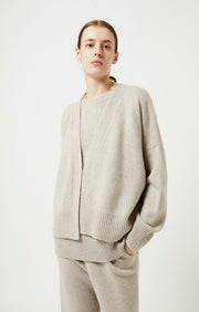 Woman wearing Aire open chunky cashmere cardigan in colour Feather.