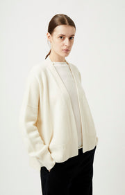 Woman wearing Aire open chunky cashmere cardigan in colour Ivory.
