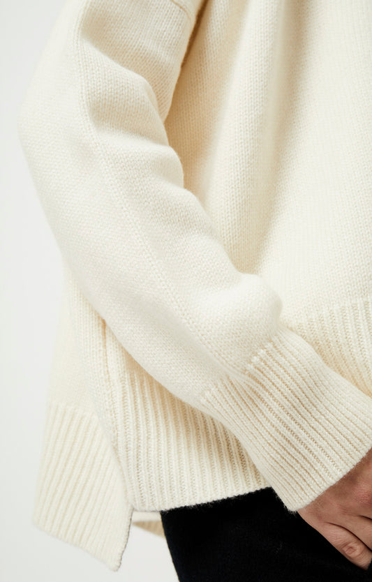 Woman wearing Aire open chunky cashmere cardigan in colour Ivory.