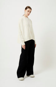 Woman wearing Aire open chunky cashmere cardigan in colour Ivory.