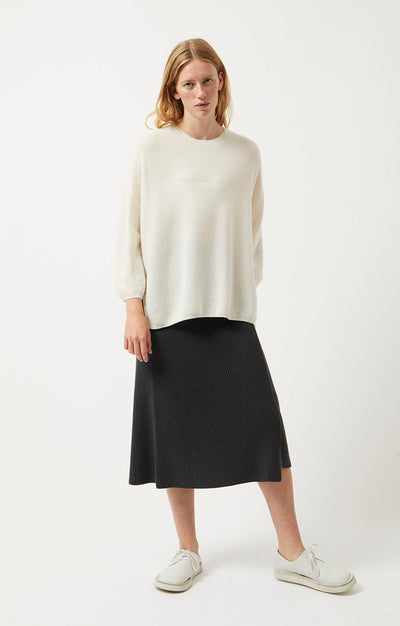Woman wearing Gabi cashmere sweater with dropped shoulders and side split details in colour Ivory.