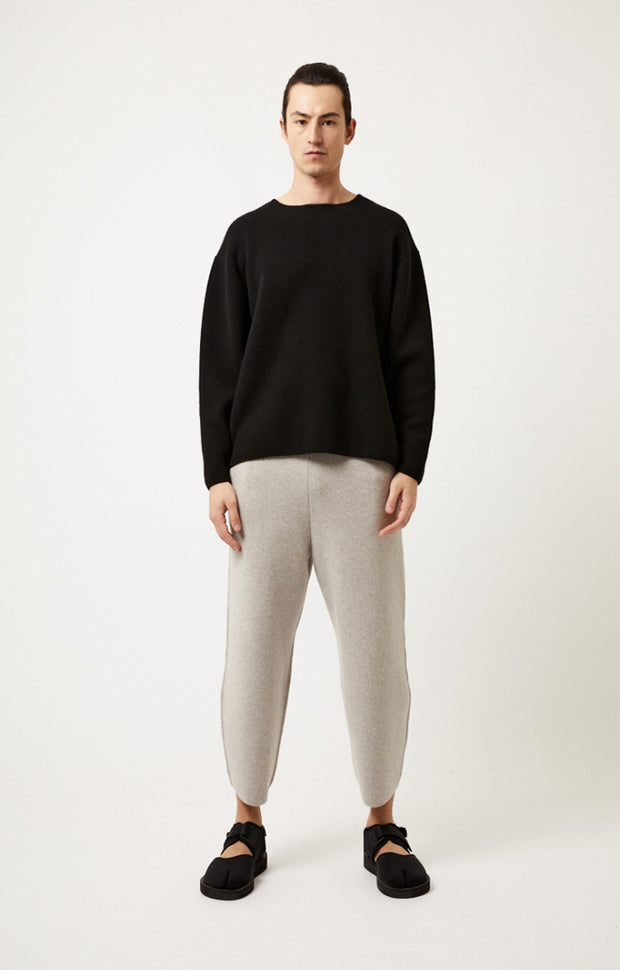 Person wearing Axa oversized fit cashmere sweater with drop shoulders and rounded sleeves in colour Black.