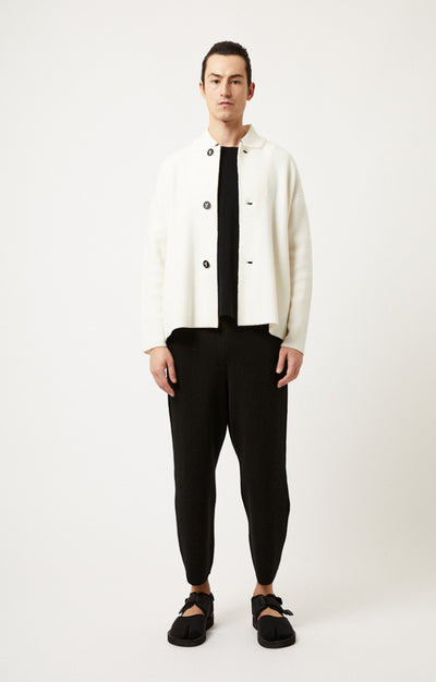 Person wearing Wind relaxed fit cashmere jacket in colour Ivory.